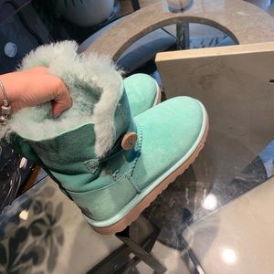 TORQUORISE BAILEY BUTTON UGGS SIZE 4US
